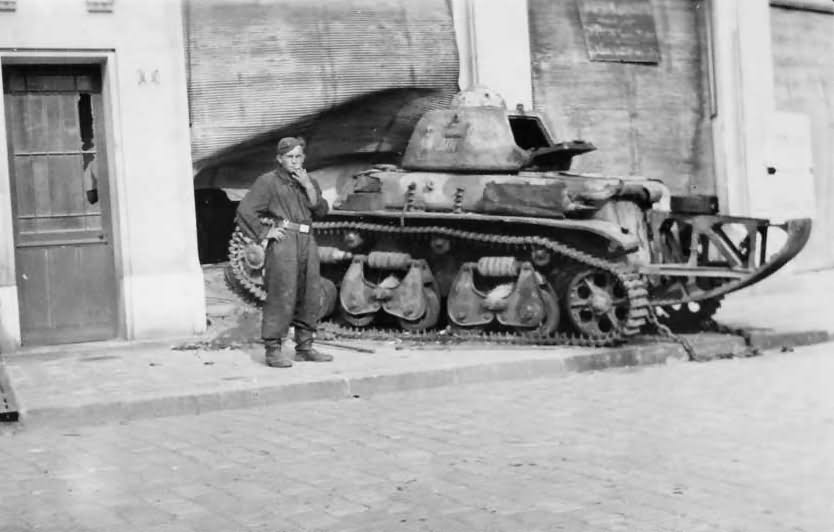 Renault R35 with trench crossing tail – France 1940