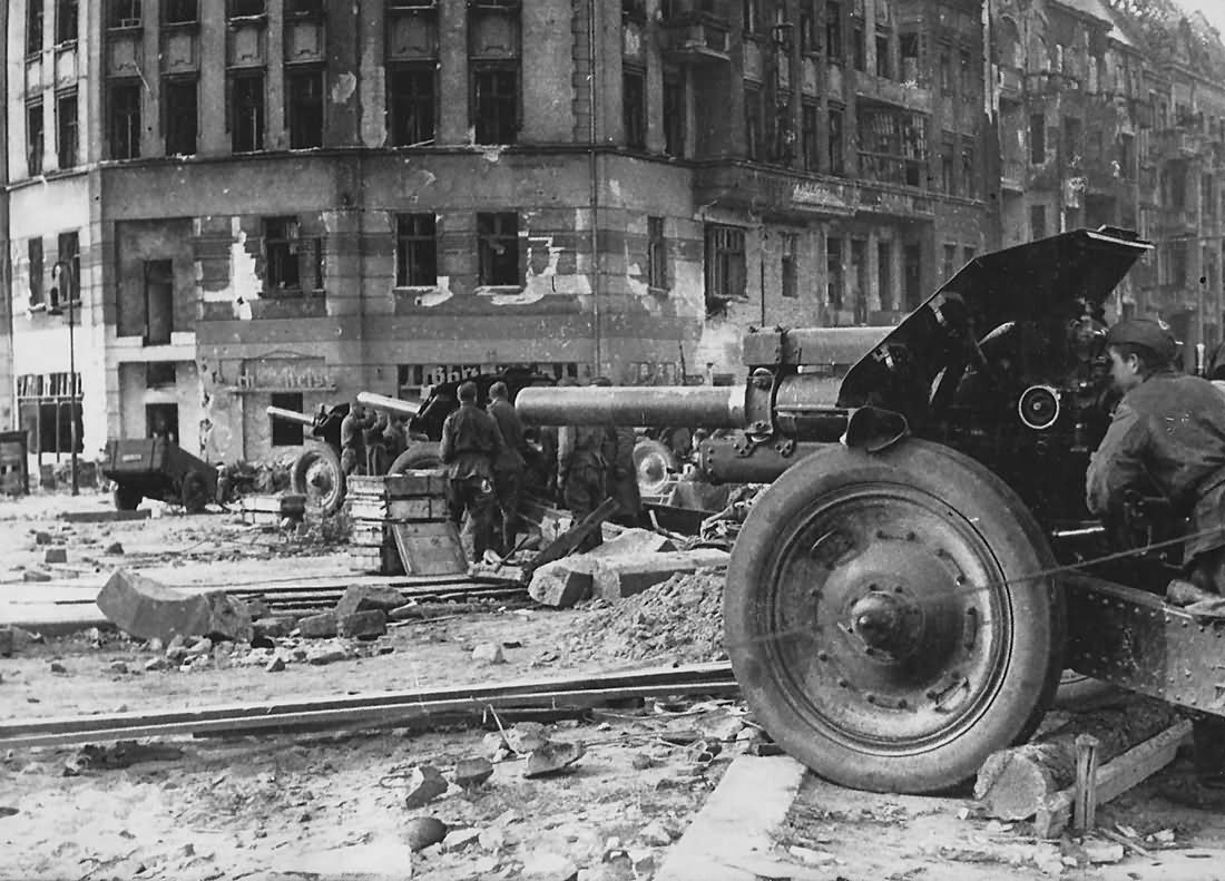 Berlin 1945 soviet artillery