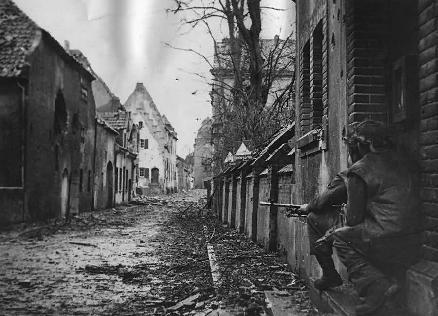 British Army in Kranenburg Niederhein Muhlenstrasse soldier with Bren Gun MG 16 4 1945