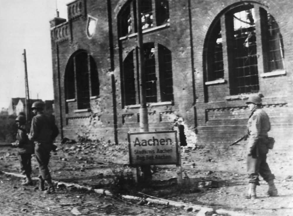 Troops of US 504th Parachute Infantry Regiment move thru Aachen Germany 1944