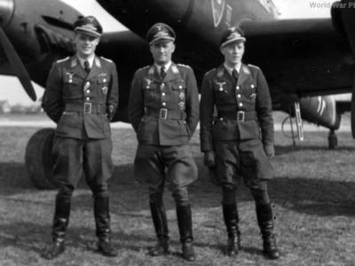 Luftwaffe pilots standing next to Bf110