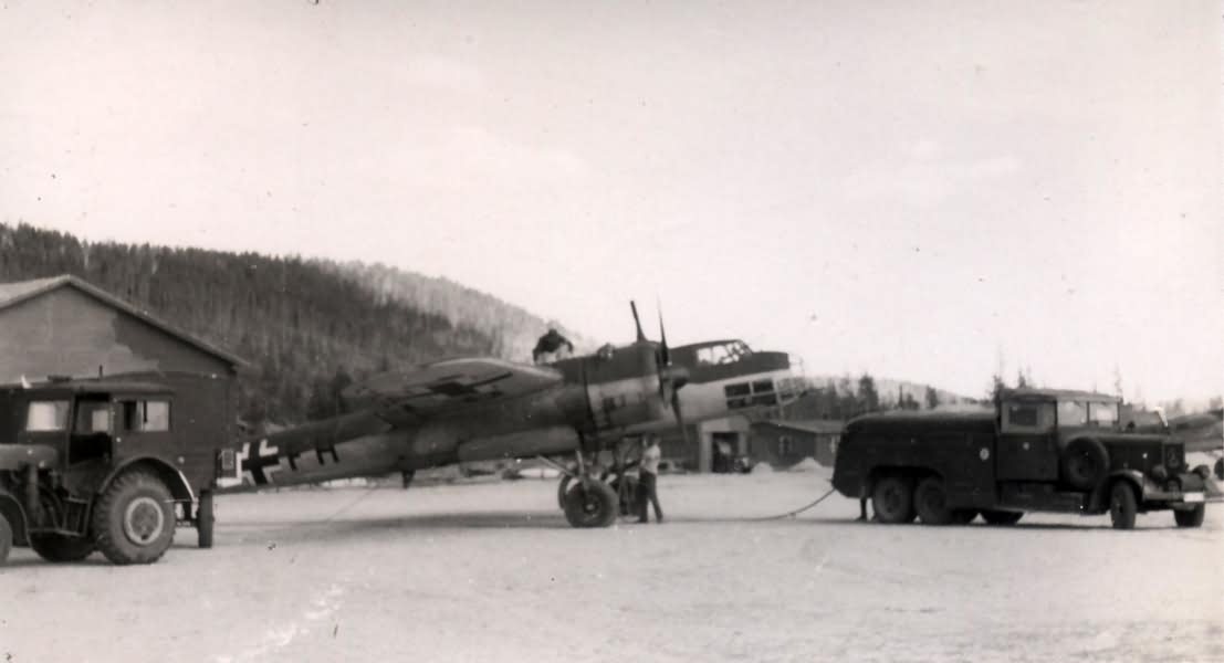 German reconnaisance plane Dornier Do17 P – Rovaniemi Finland, Tankwagen Lanz Traktor