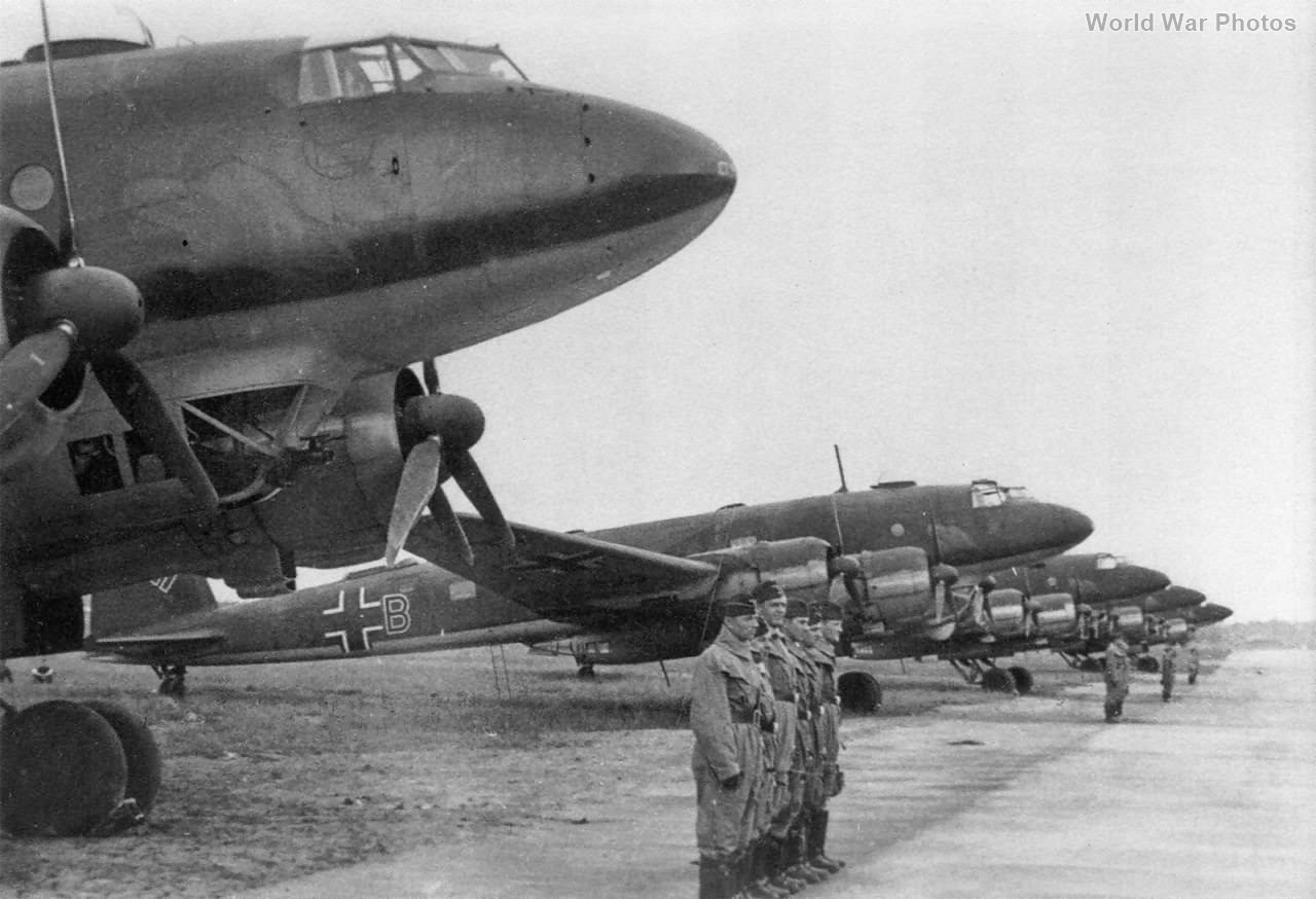 Crews with Fw 200 of the I./KG 40
