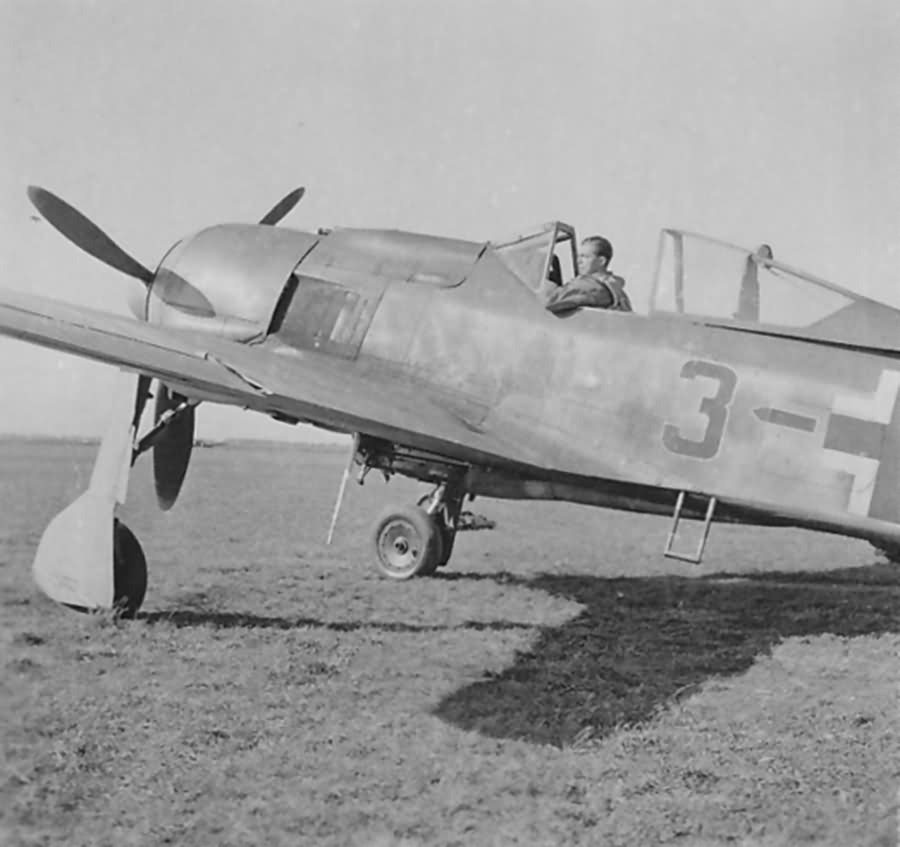 Focke Wulf Fw 190 A-8 black 3 Stabsstaffel JG 51 Memel Sept 1944