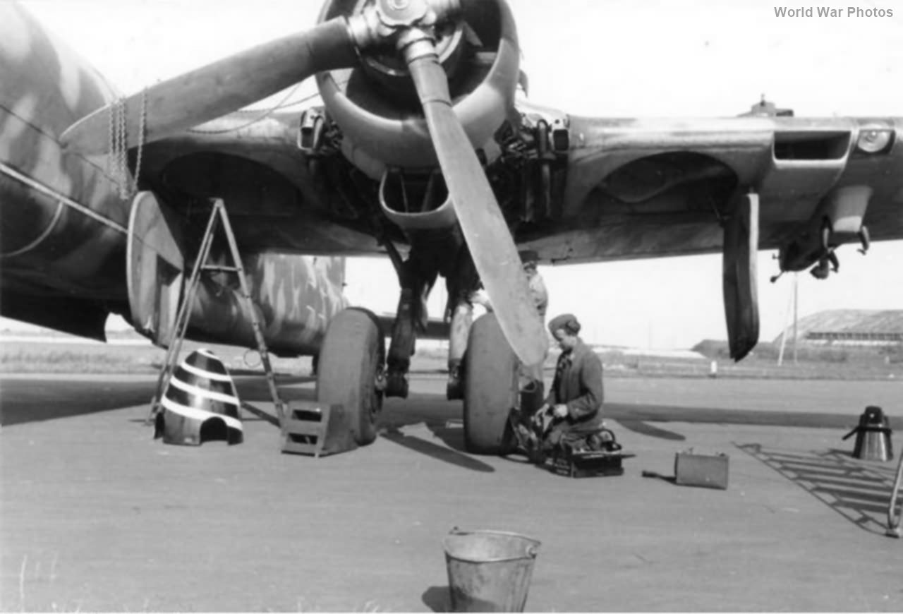 He 177 A-5 of the II/KG 40 undercarriage
