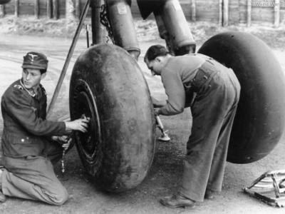 He 177 A-5 of the II/KG 40 undercarriage 3