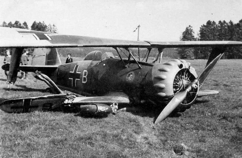 Crashed Henschel Hs 123B L2+BM of LG2