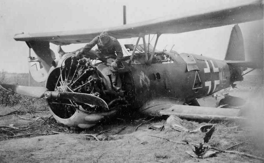 Crashed Henschel Hs 123 code „L” of Schlachtgeschwader 1