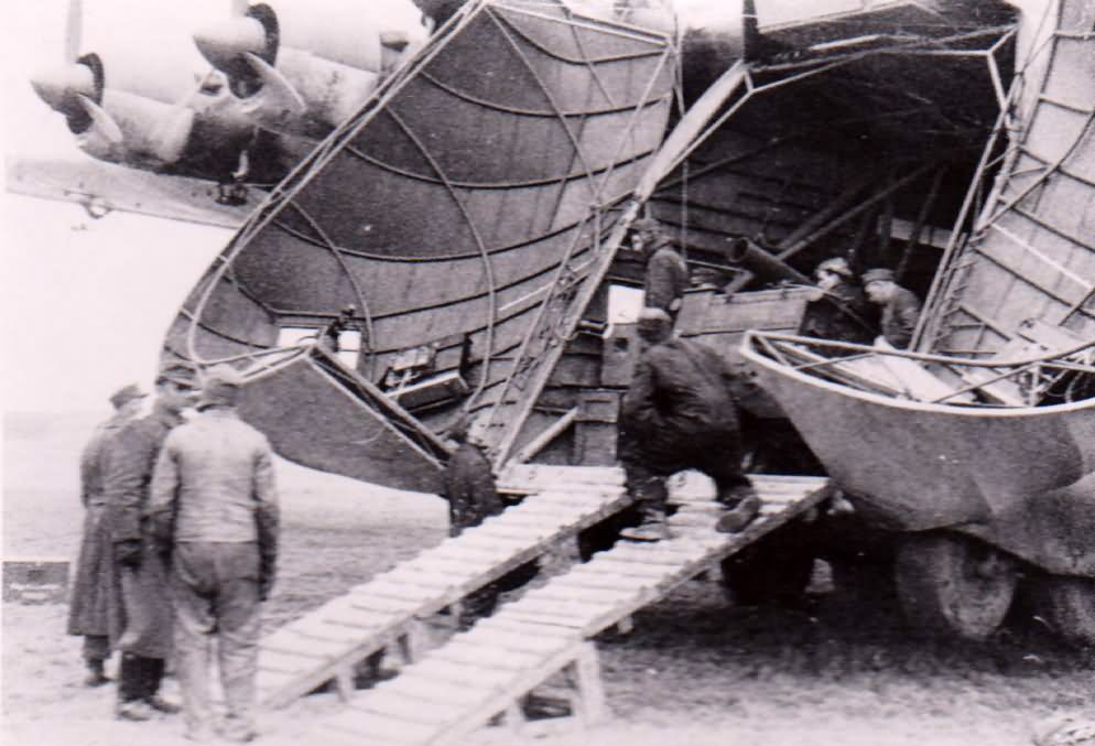 Messerschmitt Me323 and gun