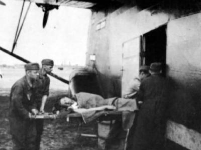Wounded soldier being unloaded from a Me323