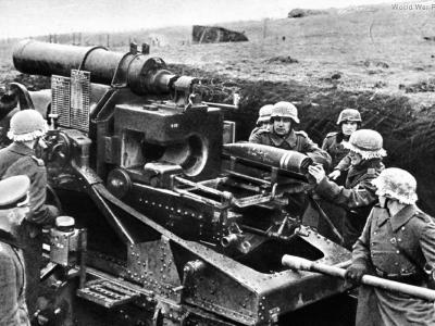 Crew with 17 cm Kanone 18 in Morserlafette
