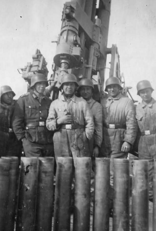 Flak 105 mm anti aircraft gun crew