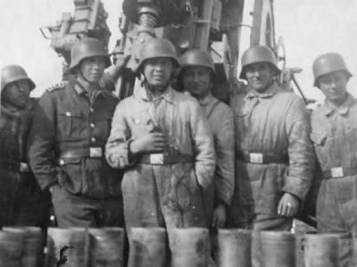 Flak 105 mm anti aircraft gun crew