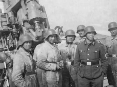 Flak 105 mm gun crew