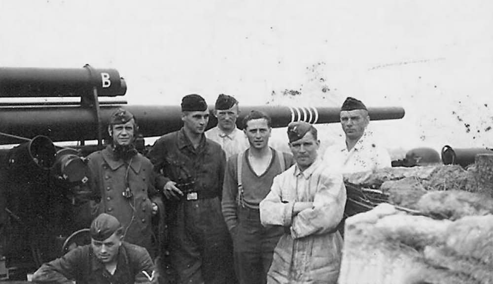 Luftwaffe Crew by 8.8cm Flak Gun with rings on barrel
