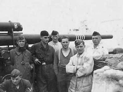 Luftwaffe Crew by 8.8cm Flak Gun with rings on barrel