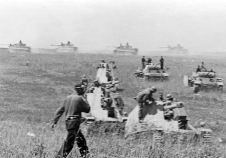 battery of Wespe self propelled howitzers supporting German forces