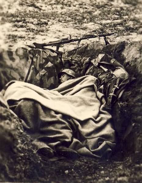 wehrmacht soldier MG34