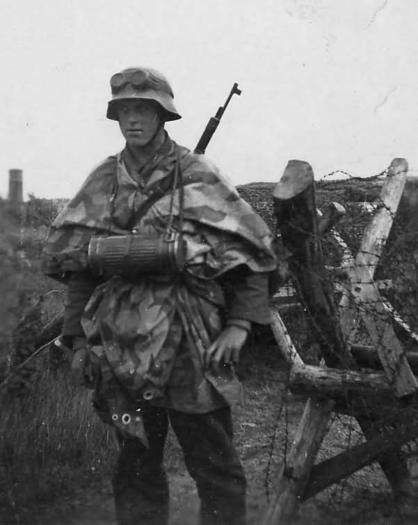 wehrmacht_soldier_with_Zeltbahn_Stahlhelm_Gasmaskenbuchse.jpg