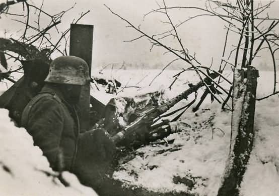 German soldier with MG34 machine gun