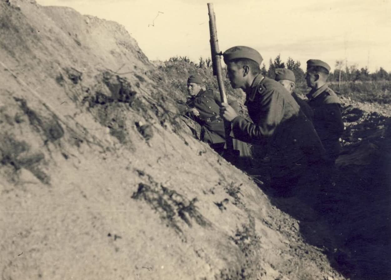 wehrmacht troops in trench russia