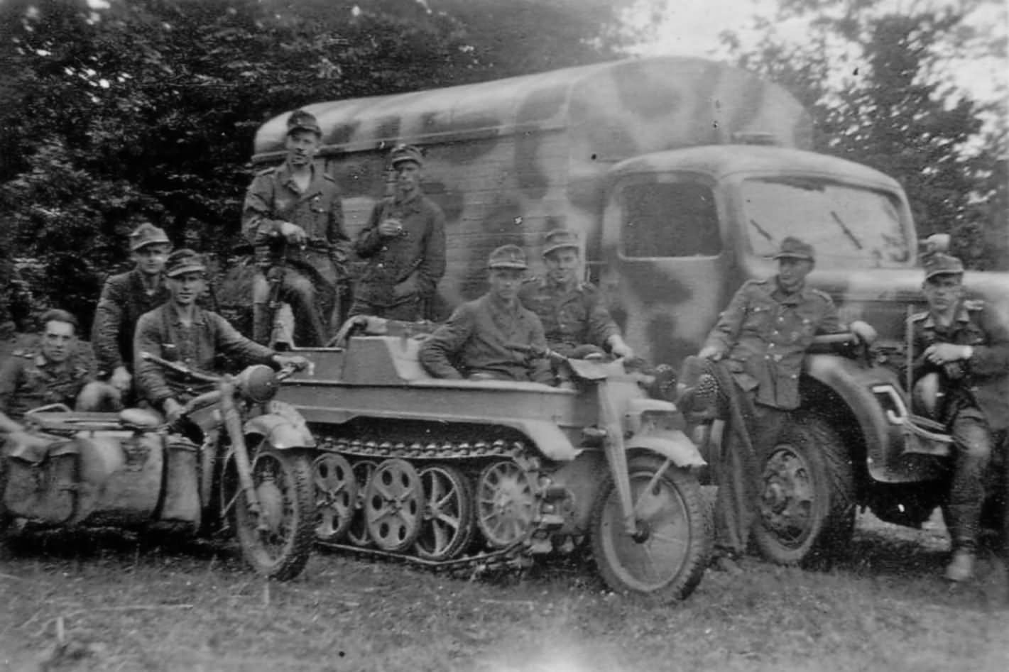 Le SdKfz 2, plus connu sous les noms de Kleines Kettenkraftrad HK 101 ou Kettenkrad . NSU_Kettenkrad_2