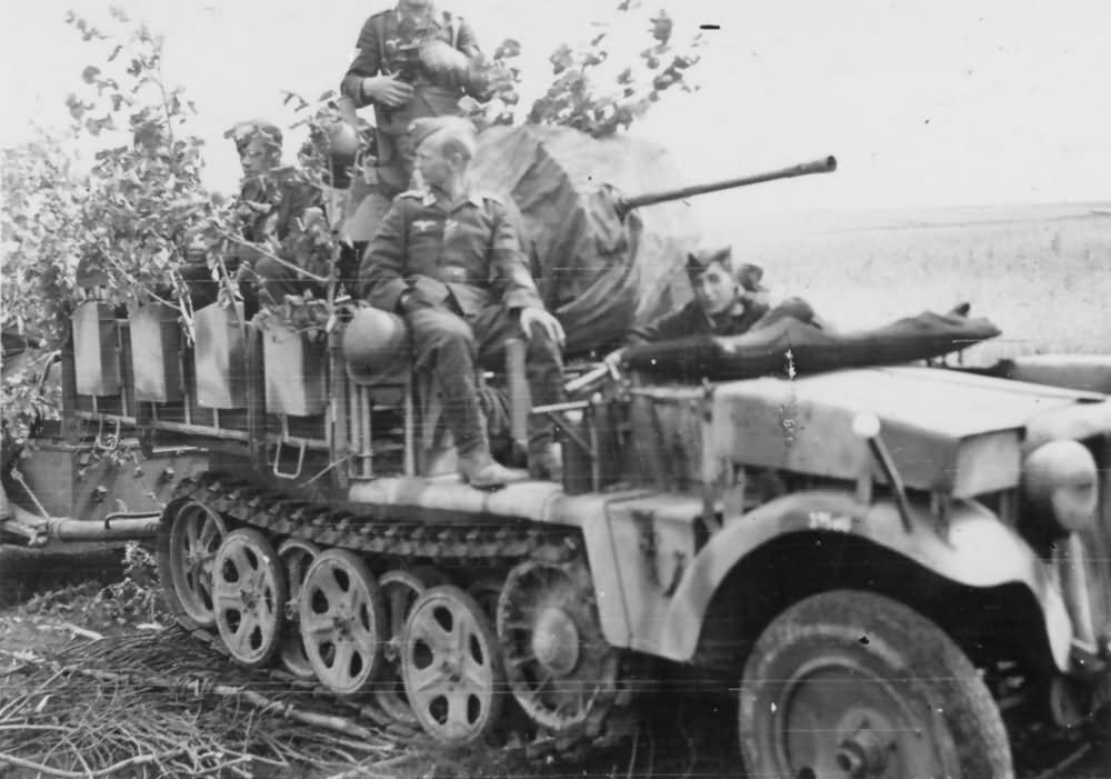 2cm FlaK auf Fahrgestell Zugkraftwagen 1t Sd.Kfz.10/4