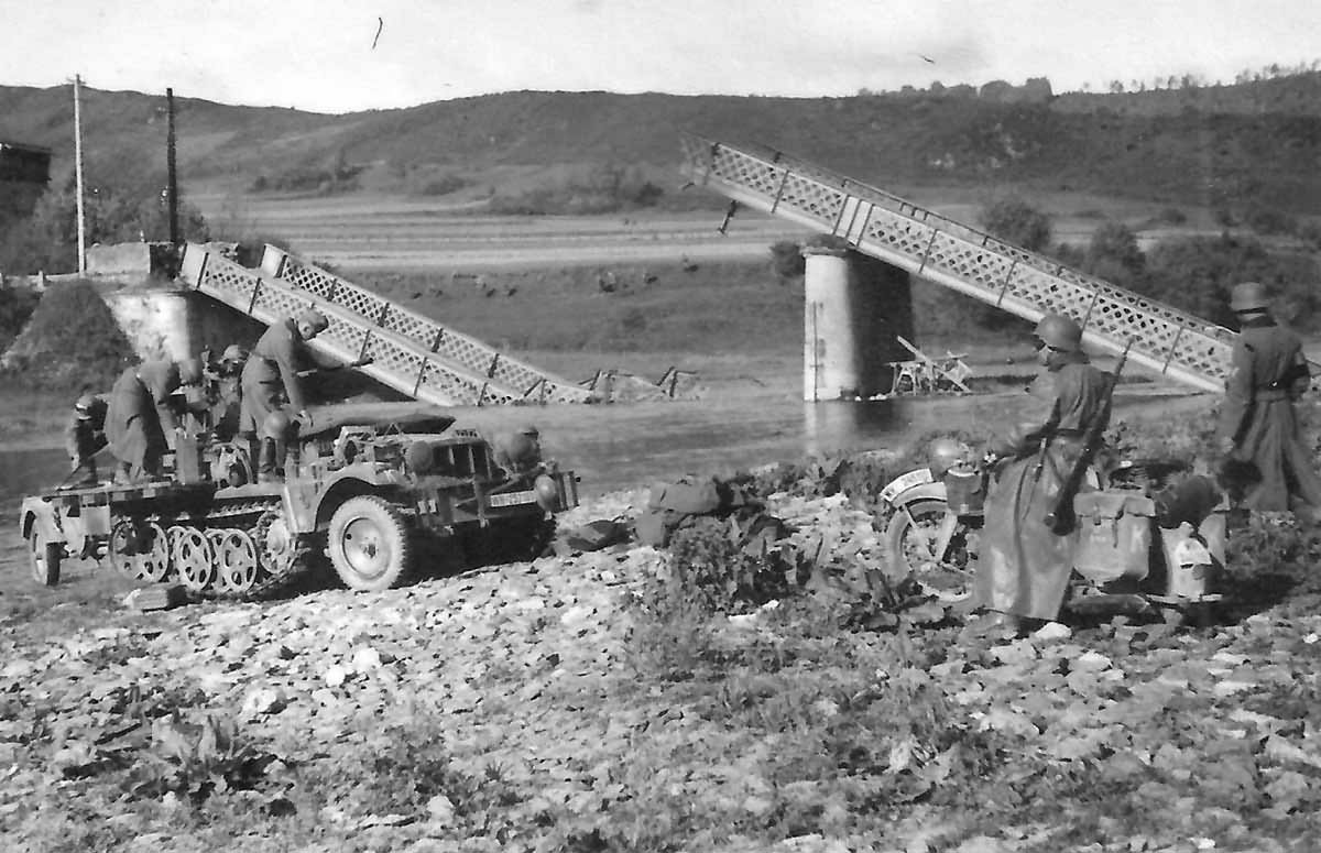 Sd.Kfz. 10/4 Donchery Maas France 1940