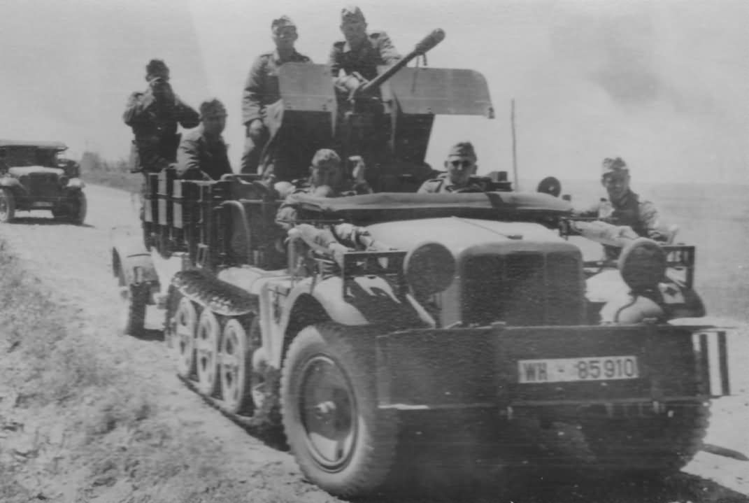 SdKfz 10/4 with flak WH-85910