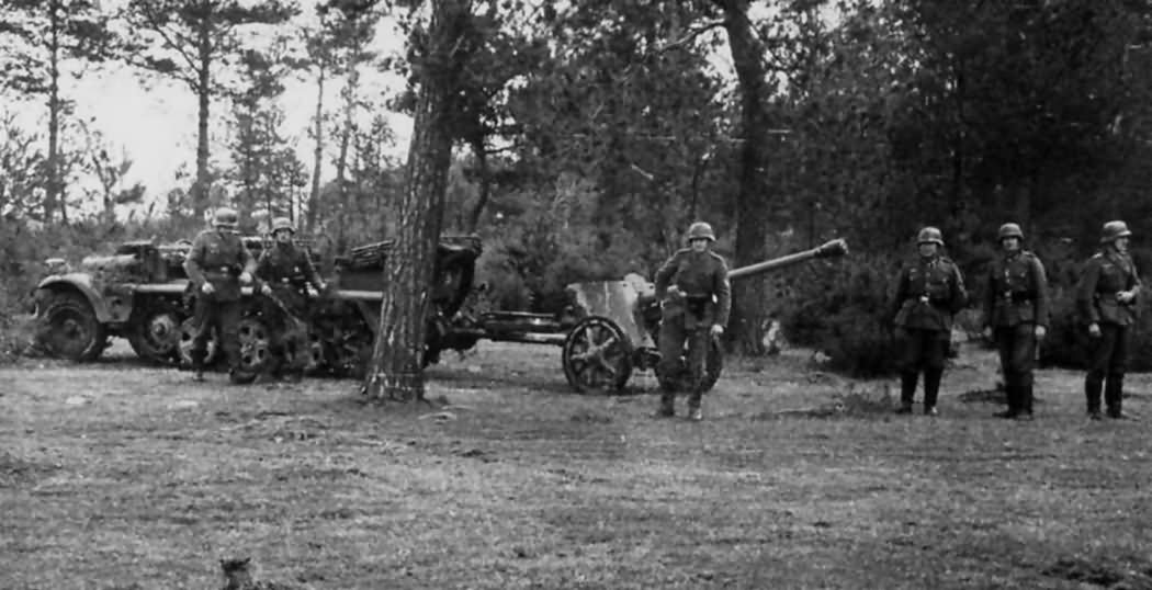 SdKfz 10 towing 5 cm pak 38