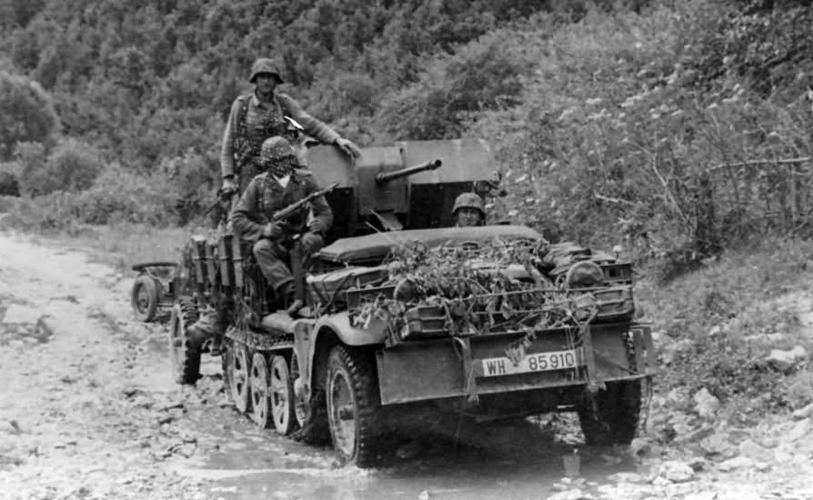 german halftrack SdKfz 10/4 WH-85910