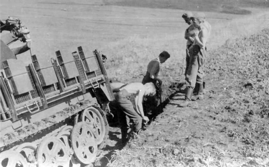 german halftrack SdKfz 10/4 16