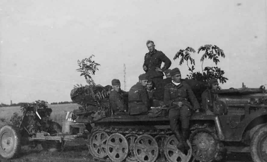 halftrack SdKfz10 and pak gun