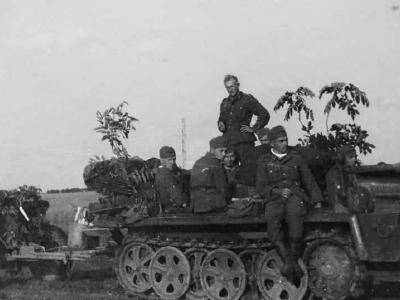 halftrack SdKfz10 and pak gun