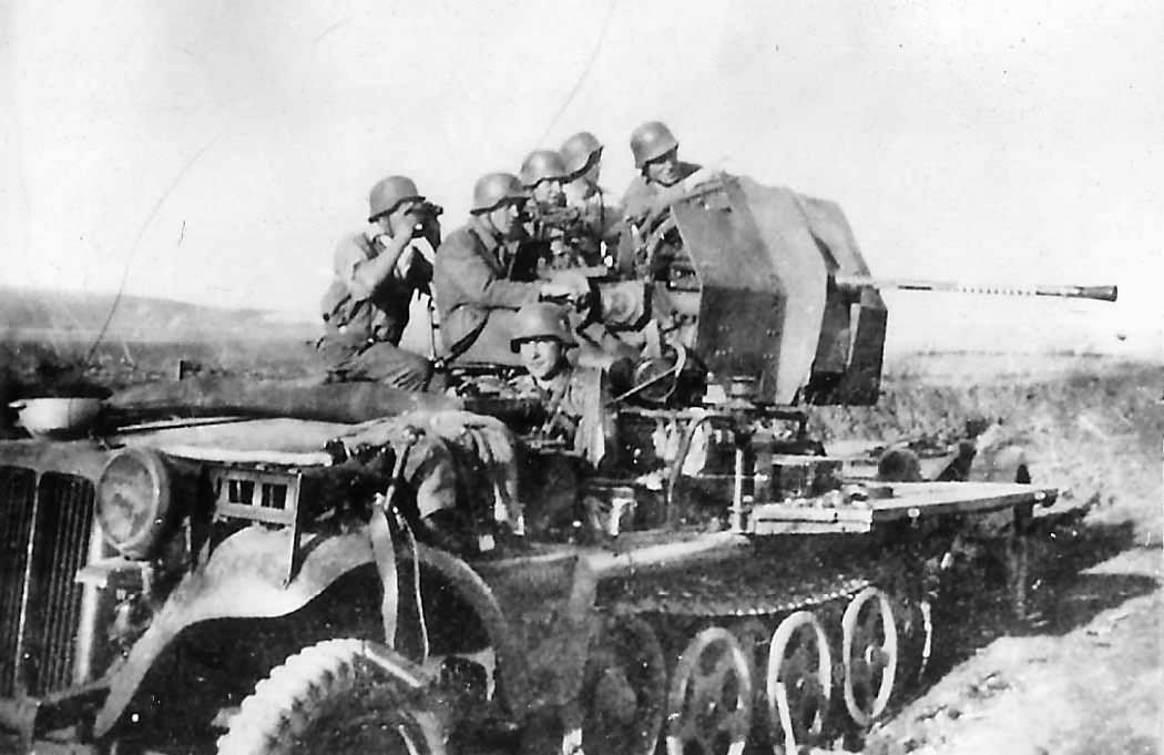 Sd.Kfz. 10/5 and crew