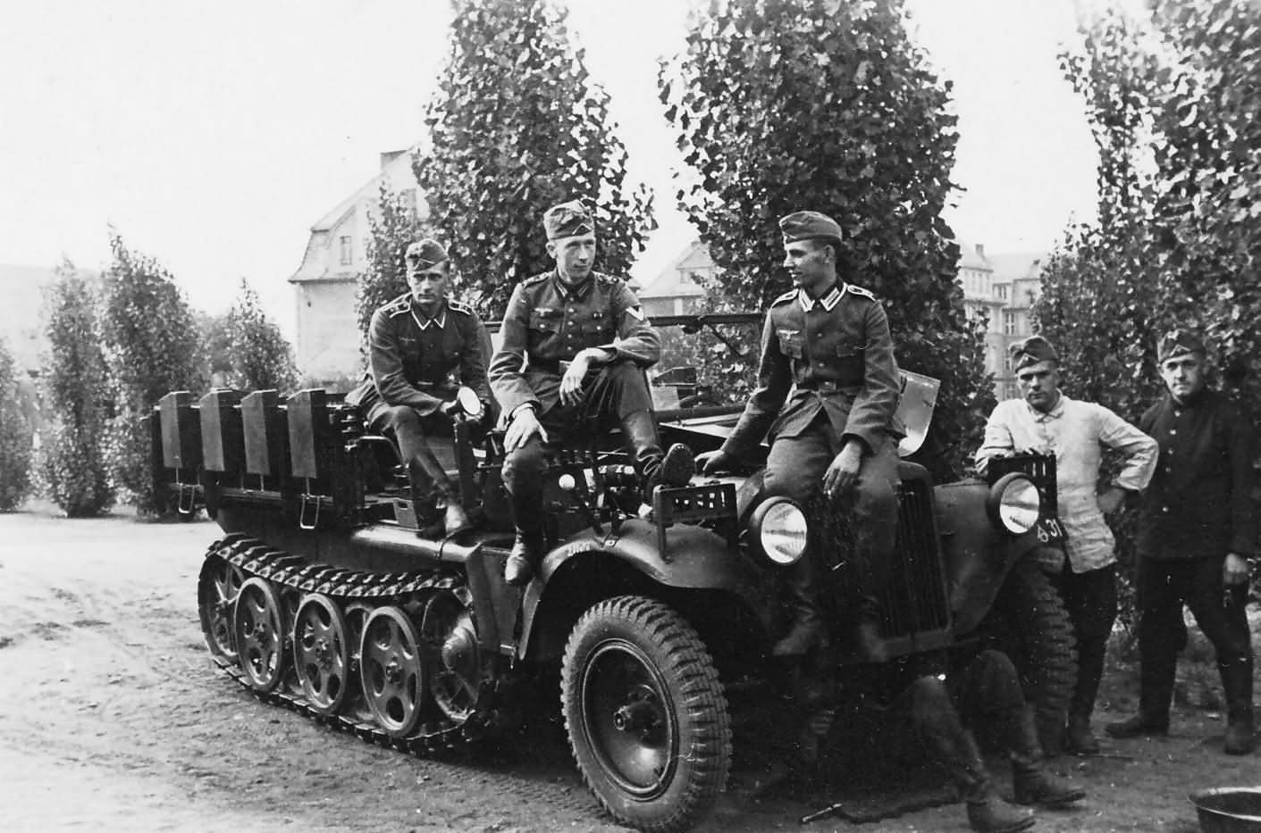 wehrmacht soldiers next to a SdKfz 10 halftrack