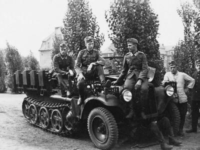 wehrmacht soldiers next to a SdKfz 10 halftrack