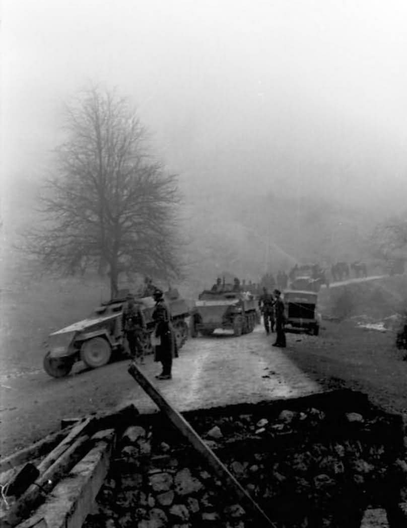 SdKfz 250 neu light armoured halftracks Balkans 1943