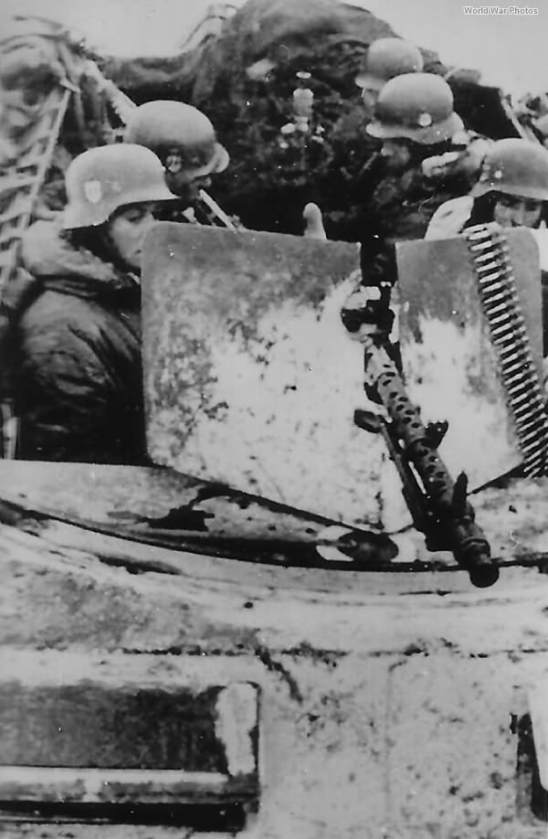 SdKfz 250 with a frontal MG 34