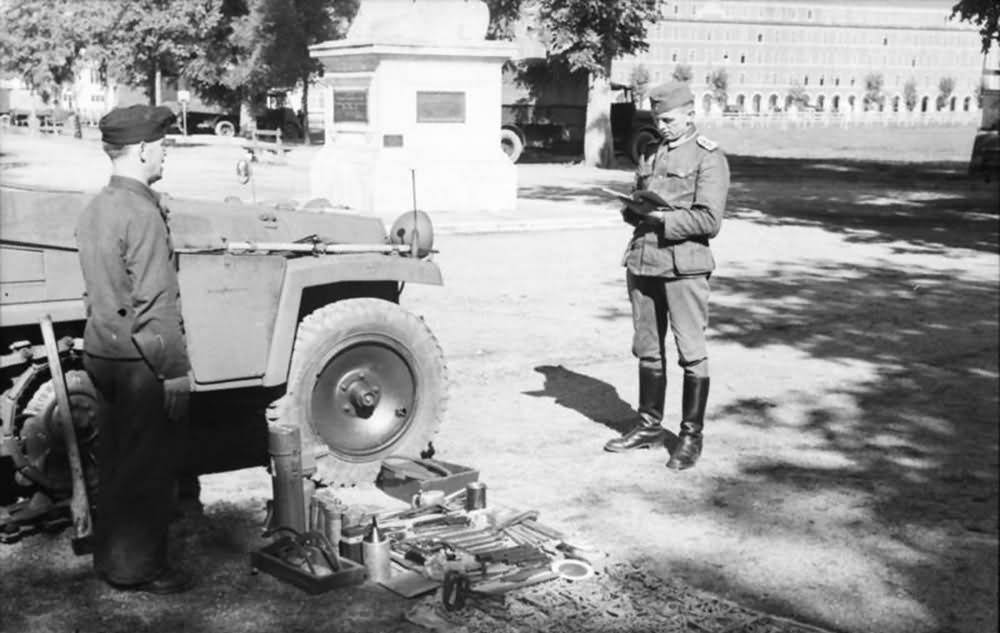 Sd Kfz 250 maintenance 1941