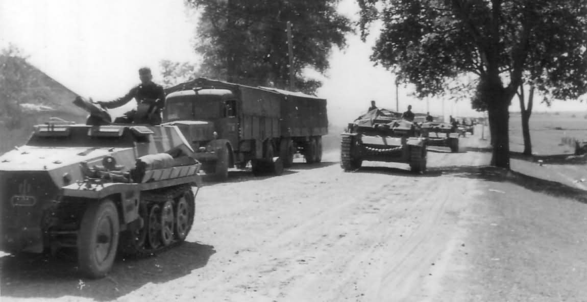 Column of Sturmgeschutz III and SdKfz 250 Ostfront