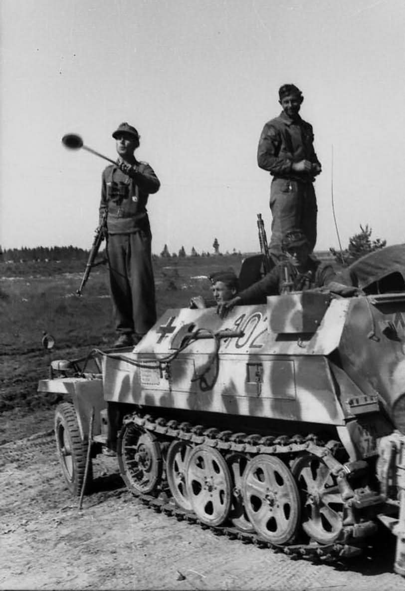 eastern front leichter Schutzenpanzer SdKfz 250 number 102 1944