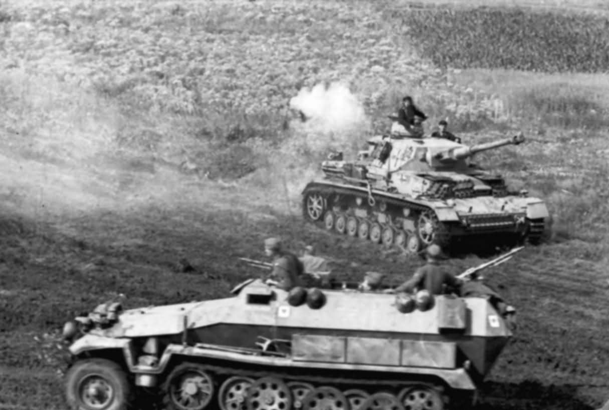 Panzer IV and SdKfz 251 Ausf C Schutzenpanzer Kursk 1943