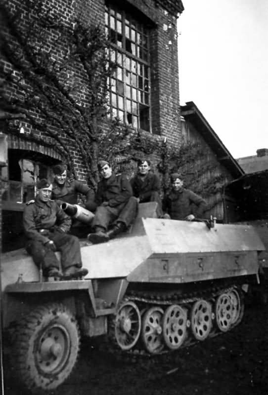 SdKfz 251/9 Ausf D Stummel crew