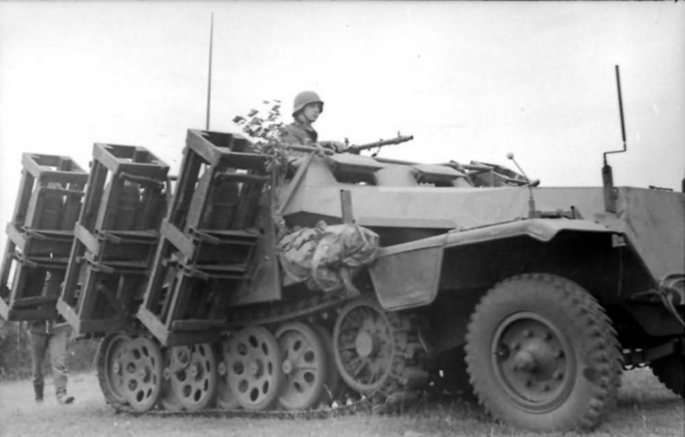 SdKfz 251 Stuka zu Fuss schwerer Wurfrahmen rocket launcher Russia