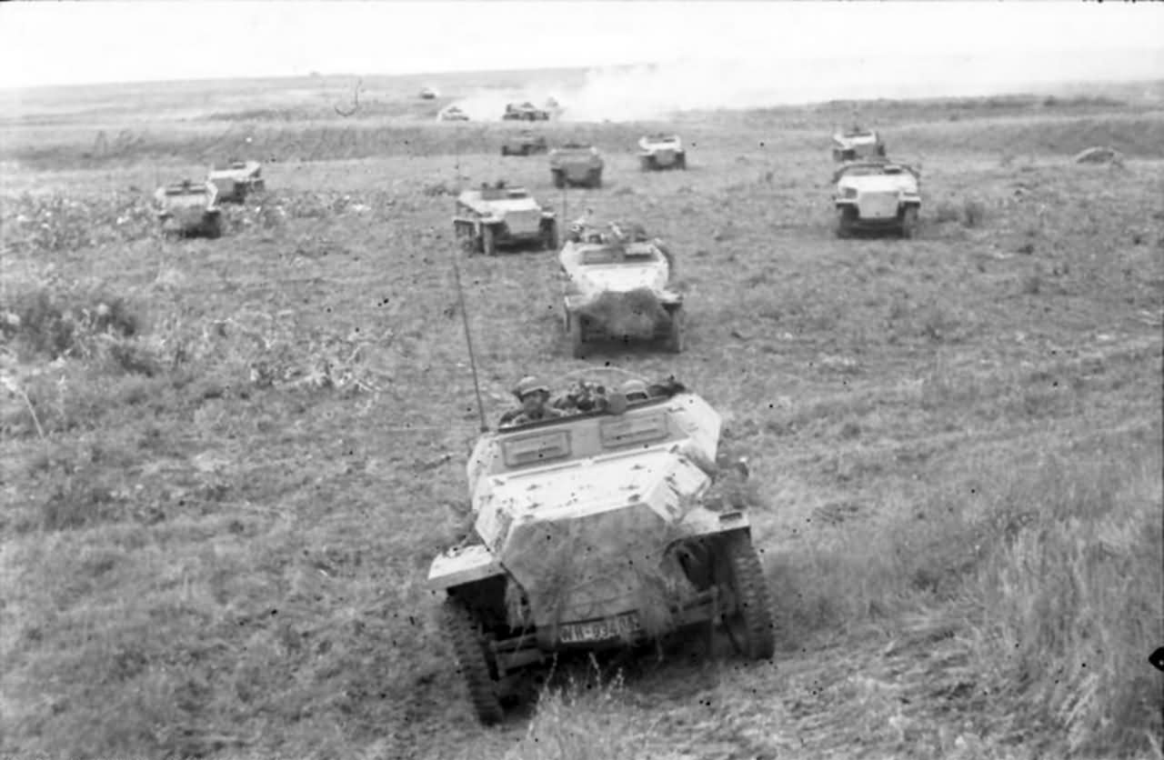 Sd Kfz 251 and Sd Kfz 250 Schutzenpanzerwagen eastern front 1942 2
