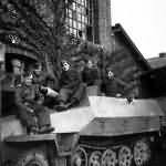 SdKfz 251/9 Ausf D Stummel crew
