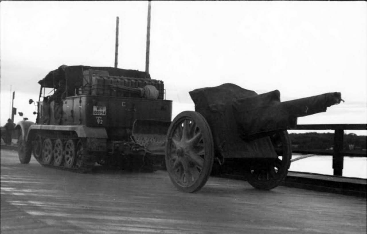 SdKfz 6 towing 10,5 cm leFH 18