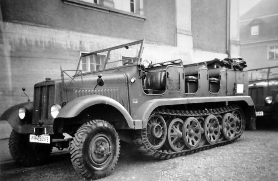 German Halftrack Sdkfz 6/1 Zugkraftwagen 5 t mit Artillerie-Aufbau
