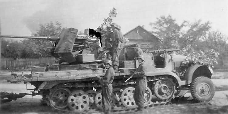 Sd.Kfz. 6/2 Selbstfahrlafette 3,7-cm FlaK 36 auf Fahrgestell Zugkraftwagen 5 t – self propelled anti aircraft gun